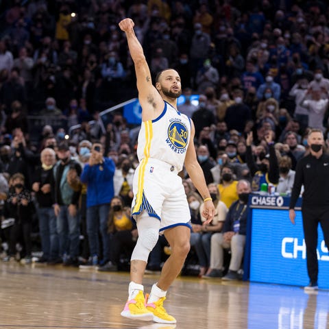 Golden State Warriors guard Stephen Curry celebrat