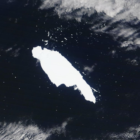 The A68A iceberg in Nov. 2020 with some smaller pa