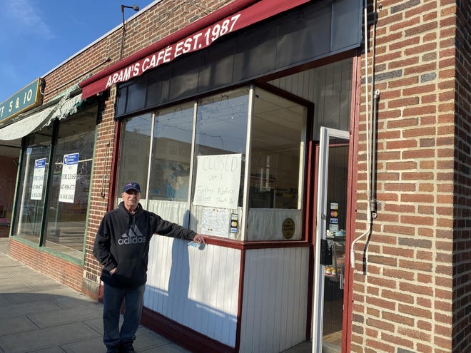 Ο Aram Bastagian από το Arlington ποζάρει μπροστά από το εστιατόριο του τα τελευταία 35 χρόνια, το Aram Café, το οποίο αναγκάστηκε να κλείσει ως αποτέλεσμα μιας πετρελαιοκηλίδας στο υπόγειό του στις 19 Ιανουαρίου 2022.