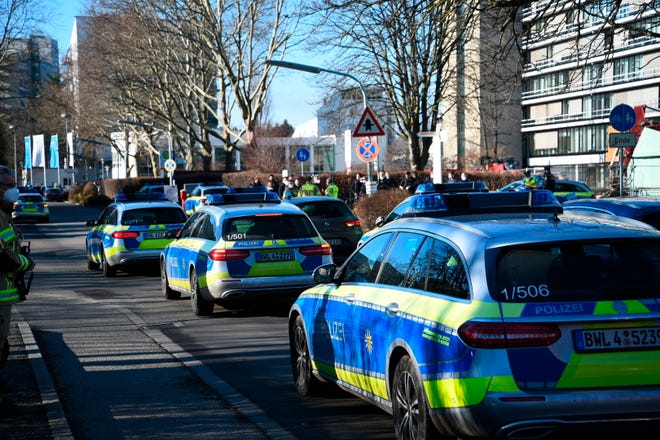 Kendaraan polisi diparkir di halaman Universitas Heidelberg di Heidelberg, Jerman, Senin, 24 Januari 2022. Polisi Jerman mengatakan seorang pria bersenjata melukai beberapa orang di ruang kuliah di kota barat daya Heidelberg pada hari Senin.