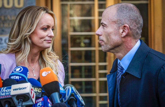 Aktris film dewasa Stormy Daniels, kiri, berdiri dengan pengacaranya Michael Avenatti selama konferensi pers di luar pengadilan federal di New York, 16 April 2018.