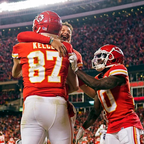 Kansas City Chiefs tight end Travis Kelce (87) cel