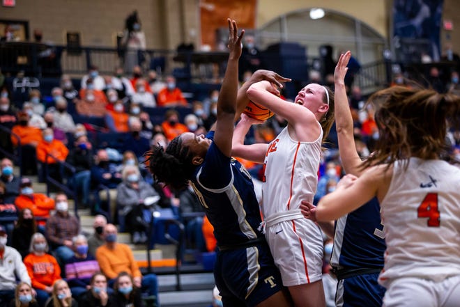 Hope's Savannah Feenstra takes the ball into the paint Wednesday, Jan. 26, 2022, at DeVos Fieldhouse. 