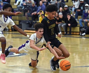 Nate Penney de Spanish Springs e Isaiah García de Bishop Manogue persiguen una pelota suelta durante el juego del jueves en Spanish Springs High School el 1 de enero de 2019. 27, 2022. Spanish Springs ganó 53-48.