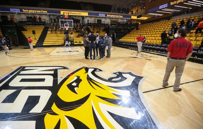 'Those guys were sliding all over the place': Delaware-Towson men's basketball game suspended due to unsafe playing conditions