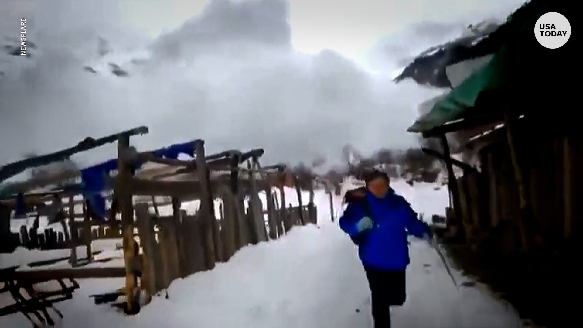 Barrelling avalanche urges tourists to run for cover on mountain slope thumbnail