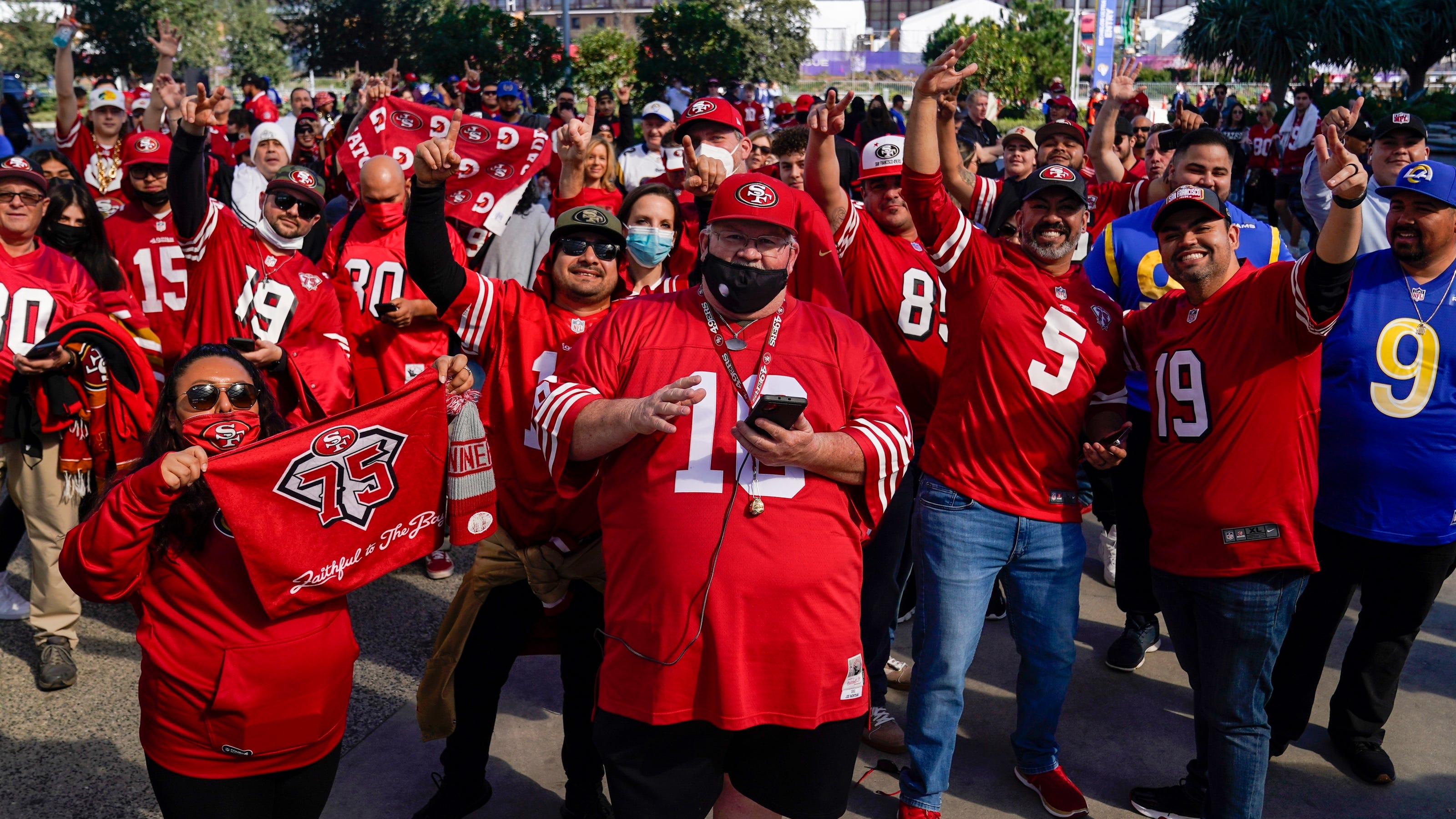 Tolkning faldt Bore 49ers fans flood Rams' SoFi Stadium for NFC championship game