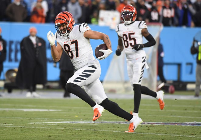 Cincinnati Bengals TE C.J. Uzomah carted off during AFC Cincinnati Bengals TE C.J. Uzomah carted off during AFC