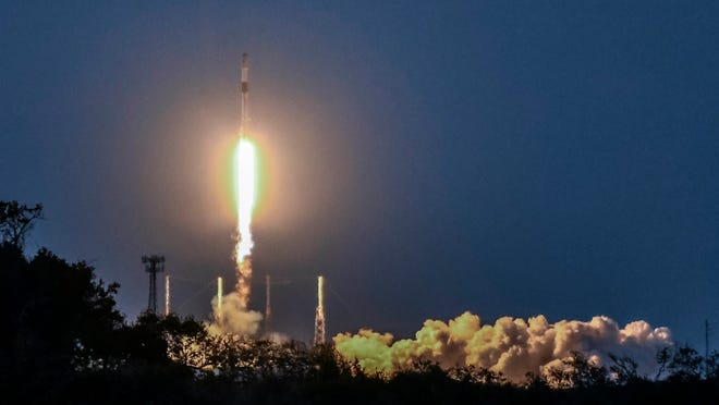 SpaceX piektajā mēģinājumā palaiž satriecošās debesis, nolaižas Floridā