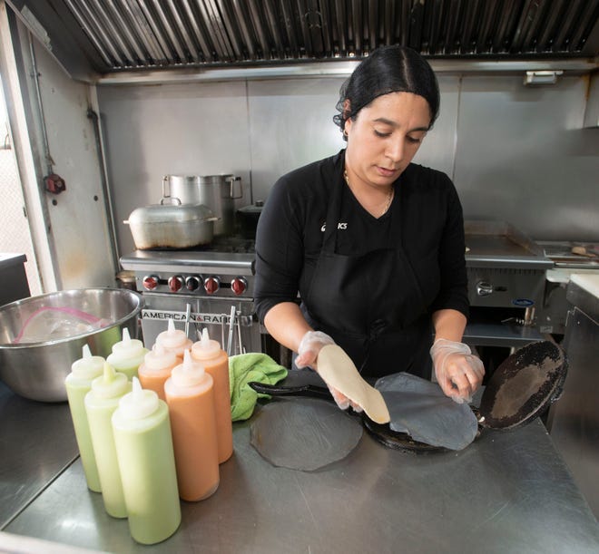 Ines Chavez presiona tortillas en La Cabana Mexican Kitchen en Pensacola Boulevard el martes.  La Cabana sirve auténtica comida del sur de México hecha desde cero todos los días.