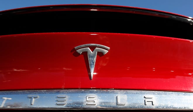 Op deze bestandsfoto van 2 februari 2020 staat het logo van het bedrijf op een onverkochte Model X uit 2020 bij een Tesla-dealer in Littleton, Colo.