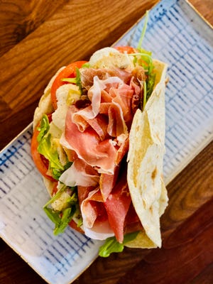 La piadina P&C di Bottega Bottoni è molto apprezzata dai clienti.