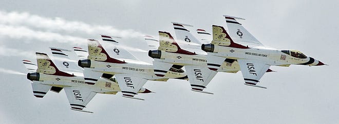   JAV oro pajėgų „Thunderbirds“ koncertuoja miniai sekmadienį, paskutinę Eglino atvirų durų ir oro šou dieną.                               