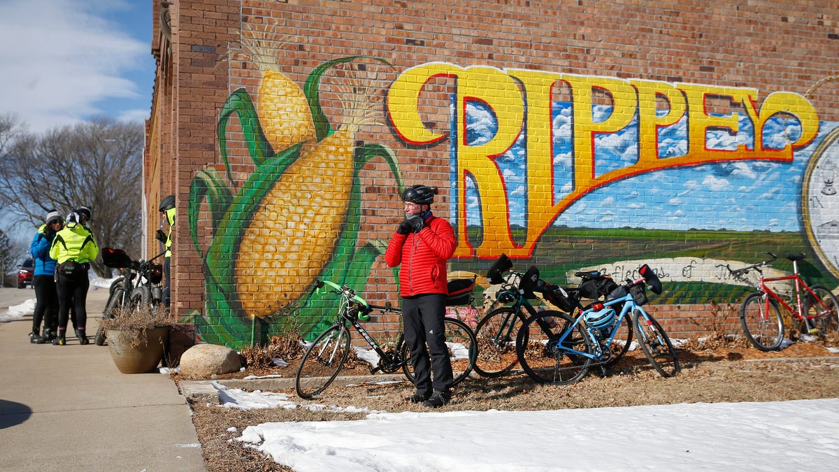 Iowa bicyclists ride from Perry to Rippey for BRR Ride 2022