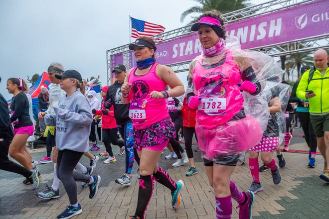 นักวิ่งเข้าร่วมการแข่งขัน Donna Marathon ปี 2022 เพื่อยุติมะเร็งเต้านมในวันที่ 6 กุมภาพันธ์ที่ SeaWalk Pavilion ใน Jacksonville Beach