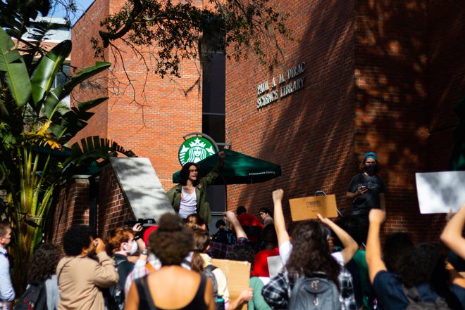 En Dirac, los estudiantes compartieron sus sentimientos y pensamientos personales sobre el trato de Aramark a su personal y que el personal estudiantil necesita más apoyo y aumentos que la mayoría de los otros grupos en el campus.