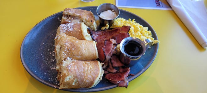 Rollos de canela con tocino y huevos en Early Bird.