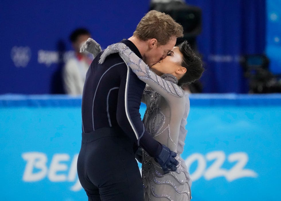 Madison Chock y Evan Bates se besan después de actuar en la parte de baile libre de las finales de patinaje artístico por equipos mixtos durante los Juegos Olímpicos de Beijing.