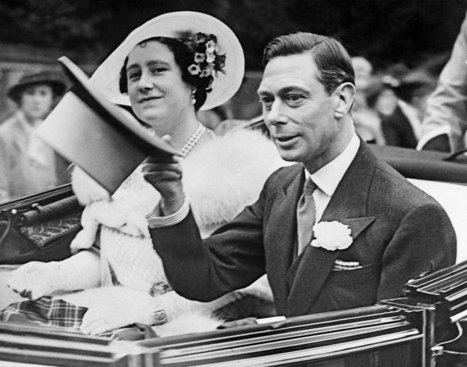 الملك جورج السادس وزوجته الملكة إليزابيث في عربة تجرها الخيول في لندن في 26 يونيو 1938.