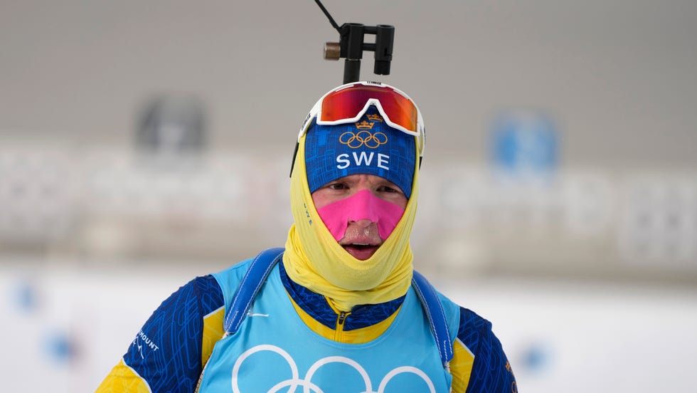 Sportowiec olimpijski używa tapingu aby chronić zatoki przed zimnem 