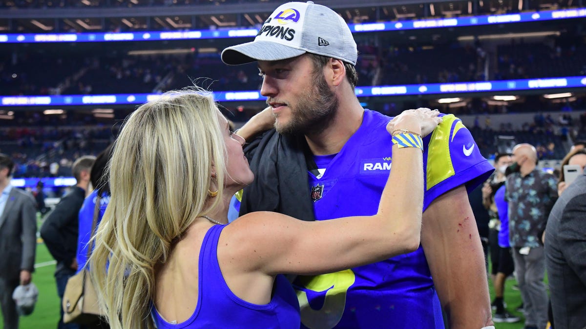 Kelly and Matthew Stafford have a moment on the field after the Rams beat the 49ers to advance to Super Bowl 56.