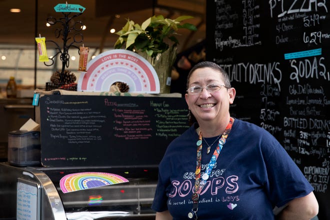 Sue Spicer dirige el Double Cupped Cafe en la Biblioteca Central de Indianápolis en Indianápolis. Spicer, quien ha trabajado en una variedad de puestos en la industria alimentaria, desde anfitrión hasta cantinero, dijo: