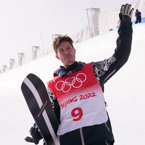 Shaun White waves to the crowd after his final run
