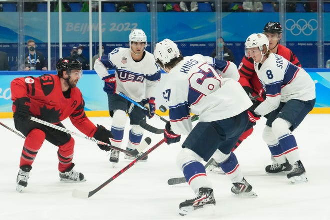 Gli attaccanti Matty Beniers (10) e Matt Knies (67) e il difensore Jake Sanderson hanno aiutato il Team USA Canada 4-2 in una partita di sconfitta preliminare alle Olimpiadi di Pechino 2022.