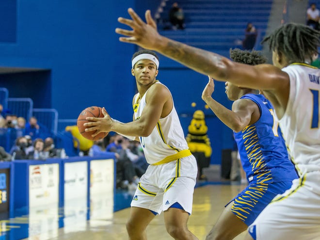 Jameer Nelson Jr. looks for a passing target in Delaware's game against Hofstra Saturday at the Carpenter Center.