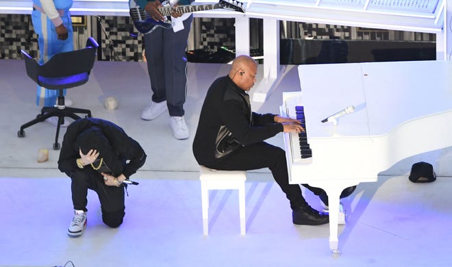 Eminem Takes Knee During Super Bowl Halftime Nfl Aware Of Intention Eminem Takes Knee During Super Bowl Halftime Nfl Aware Of Intention