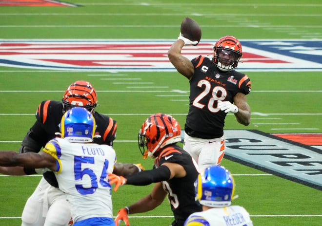 Bengals running back Joe Mixon throws a halfback option pass for a touchdown in the second quarter of Super Bowl 56.