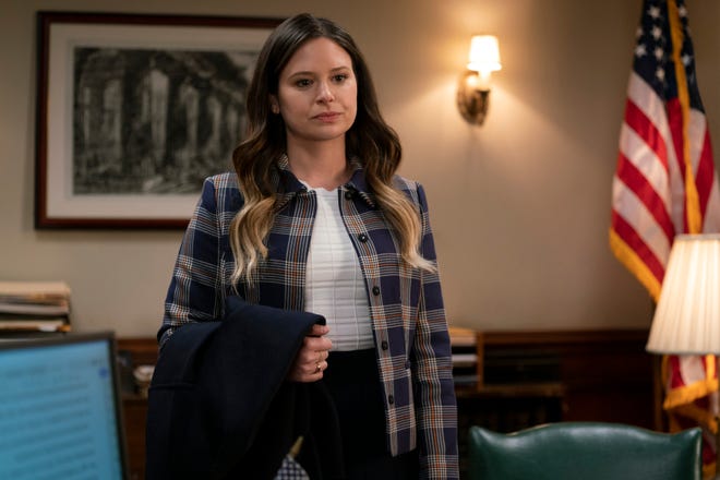 Rachel (Katie Lowes) in a scene from "Inventing Anna."