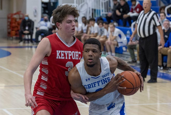 يأخذ جالين بتلر (رقم 2) من دونوفان كاثوليك على جورج ميتشل (رقم 3) من Keyport. يتفوق دونوفان كاثوليك بويز لكرة السلة على Keyport في Nailbiter في نهر تومز في 15 فبراير 2022.