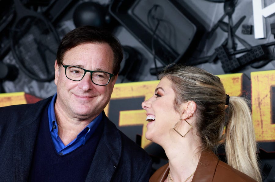 US actor Bob Saget (L) and wife Kelly Rizzo attend the "MacGruber" screening and premiere at the California Science Center on December 8, 2021 in Los Angeles. (Photo by Michael Tran / AFP) (Photo by MICHAEL TRAN/AFP via Getty Images) ORG XMIT: 0 ORIG FILE ID: AFP_9UB293.jpg