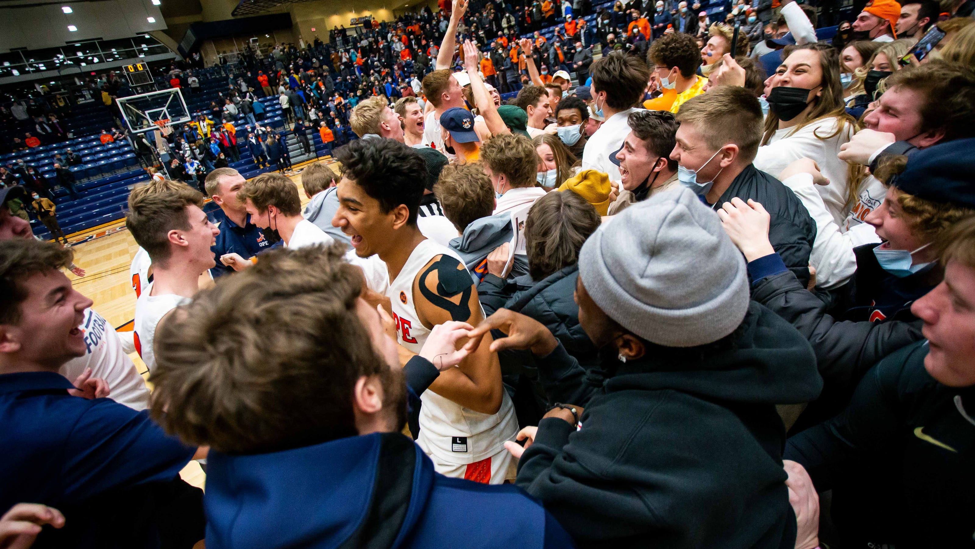 Hope men's basketball gets friendly bounce, knocks off rival Calvin for