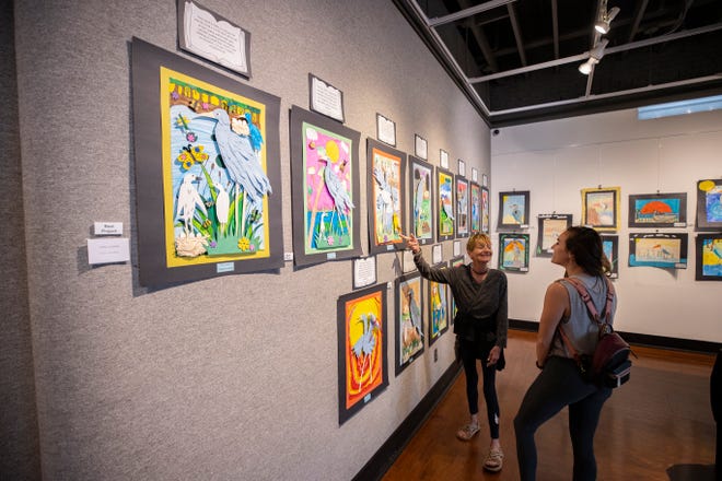Annie Strong y Mariah Hoffman recorren una exhibición de obras de arte de estudiantes de cuarto grado de las Escuelas del Distrito de la Bahía en el Centro para las Artes en la Ciudad de Panamá el 16 de febrero.