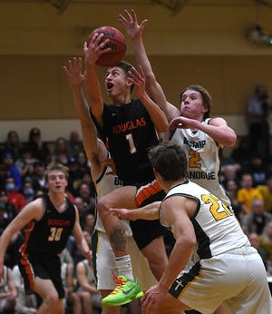 Feb. Casey Fox de Douglas con el obispo Mano el 16 de 2022 en Reno.