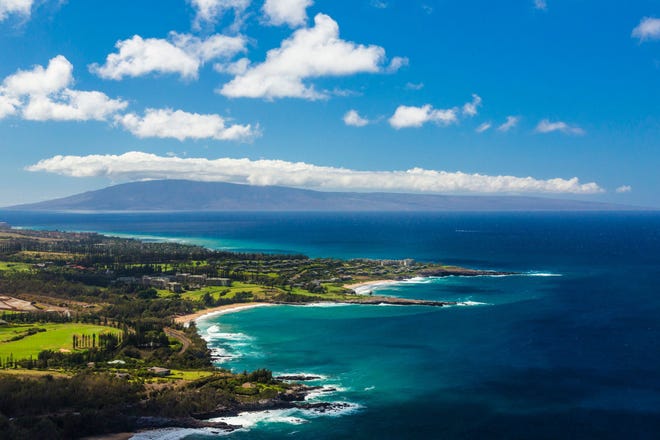 Maui alivia las restricciones de COVID-19 en restaurantes y bares cerrados