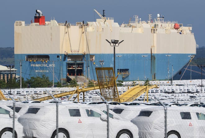 O Primrose Ace, um navio cargueiro de transporte de veículos, descarrega carros no Porto de Quonset Development Corporation em Davisville em agosto de 2019.