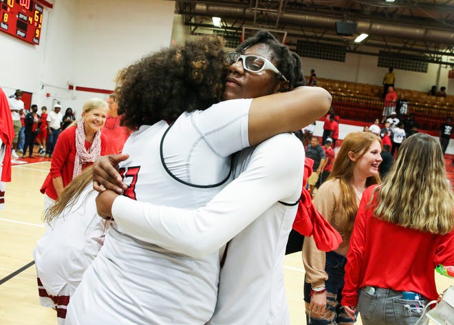 Camryn Reed de Vero Beach (izquierda) y Jedda Seville se abrazan después de ganar el torneo de baloncesto zonal femenino 3-7A contra Spanish River el viernes 18 de febrero de 2022 en Vero Beach High School.