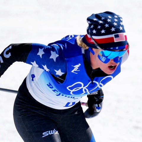Jessie Diggins presses forwrd in the women's cross