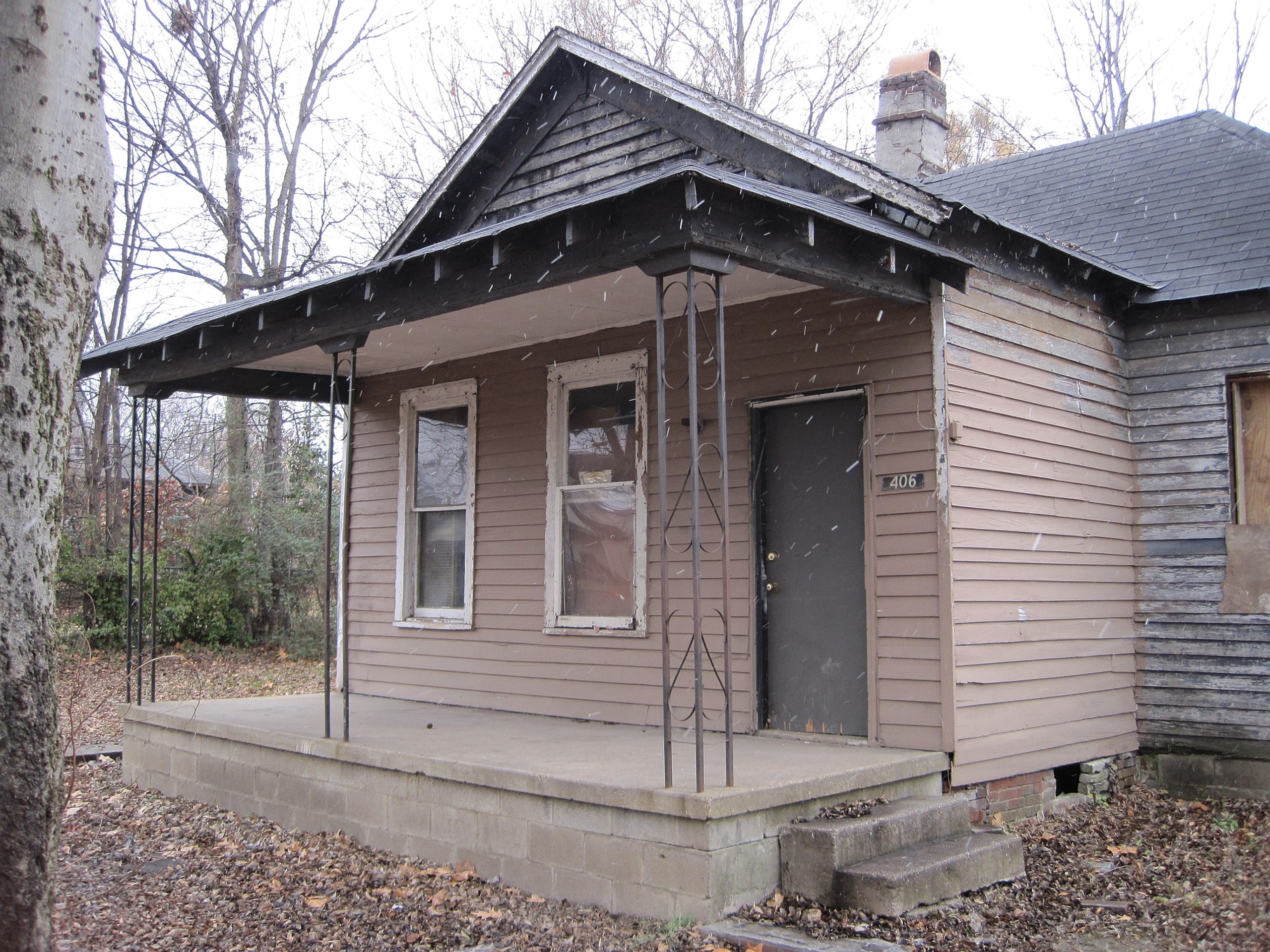 Aretha Franklin birthplace at 406 Lucy Avenue in Memphis, Tennessee. (Snow flurries in the pictures.)