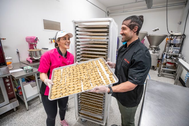 Aubrie y Brad Bromlow, propietarios de Fat and Weird Cookie Co., han estado ocupados esta semana mientras su equipo prepara miles de galletas para el Cookie Fest de este sábado.  La compañía espera romper el récord mundial Guinness de más personas sumergiendo galletas al mismo tiempo en el festival.