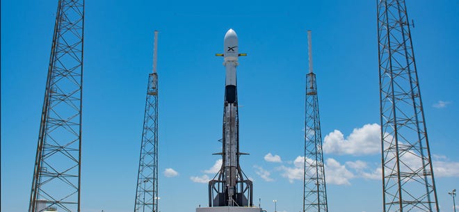 Bir SpaceX Falcon 9 roketi, internet gönderen uyduları yörüngeye itmek için Starlink görevinin önünde, Cape Canaveral Uzay Kuvvetleri İstasyonunun Fırlatma Kompleksi 40'ında duruyor.