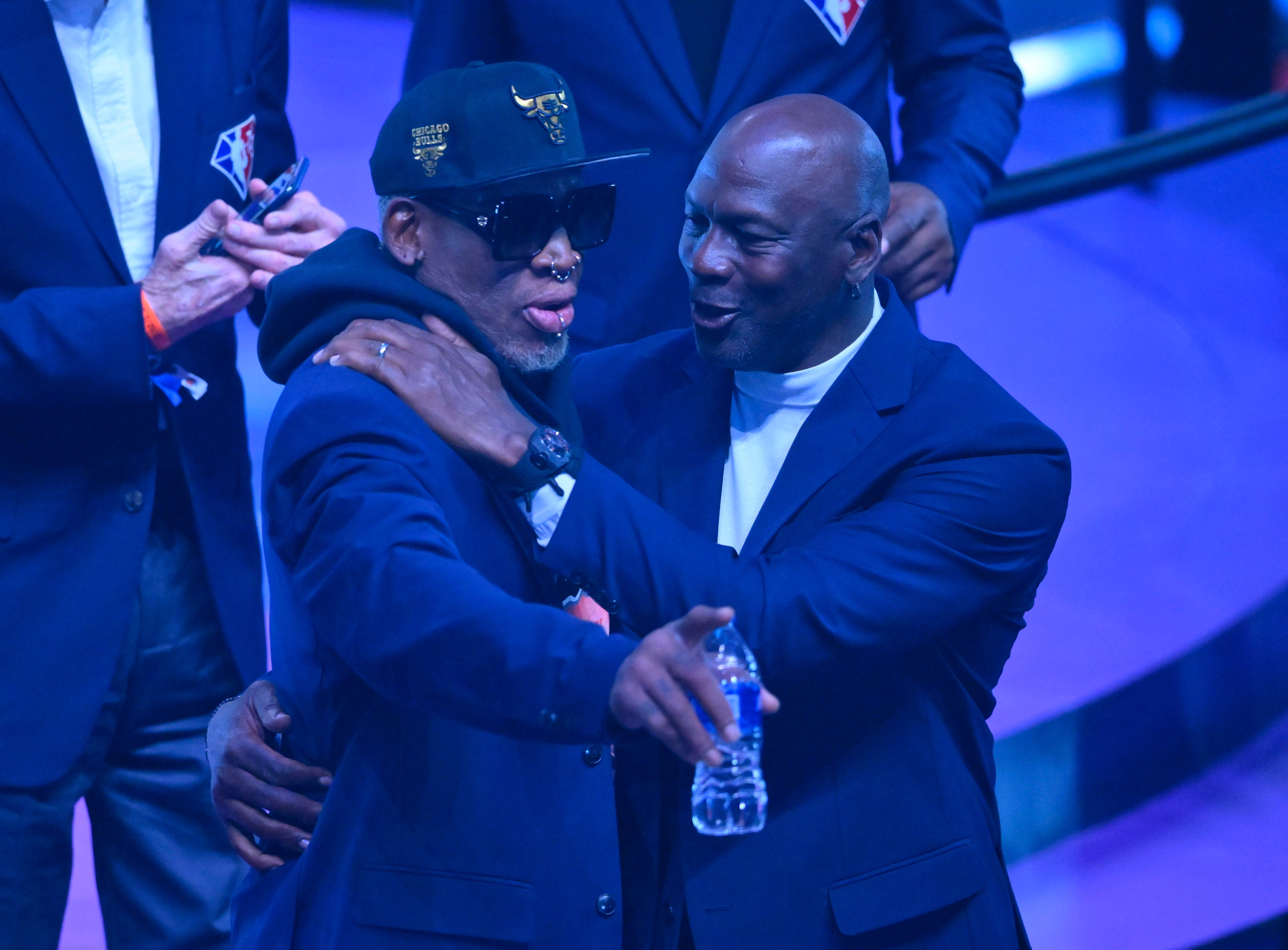La NBA honra a los 75 mejores jugadores en la ceremonia de medio tiempo