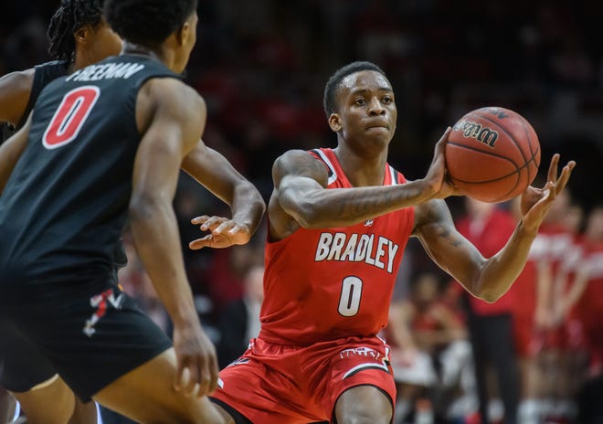 Bradley's Terry Roberts passes to a teammate in the first half Saturday, Feb. 19, 2022 at Carver Arena. The Braves defeated rival Illinois State 72-64.