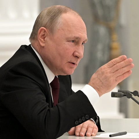 Russian President Vladimir Putin talks Monday in M