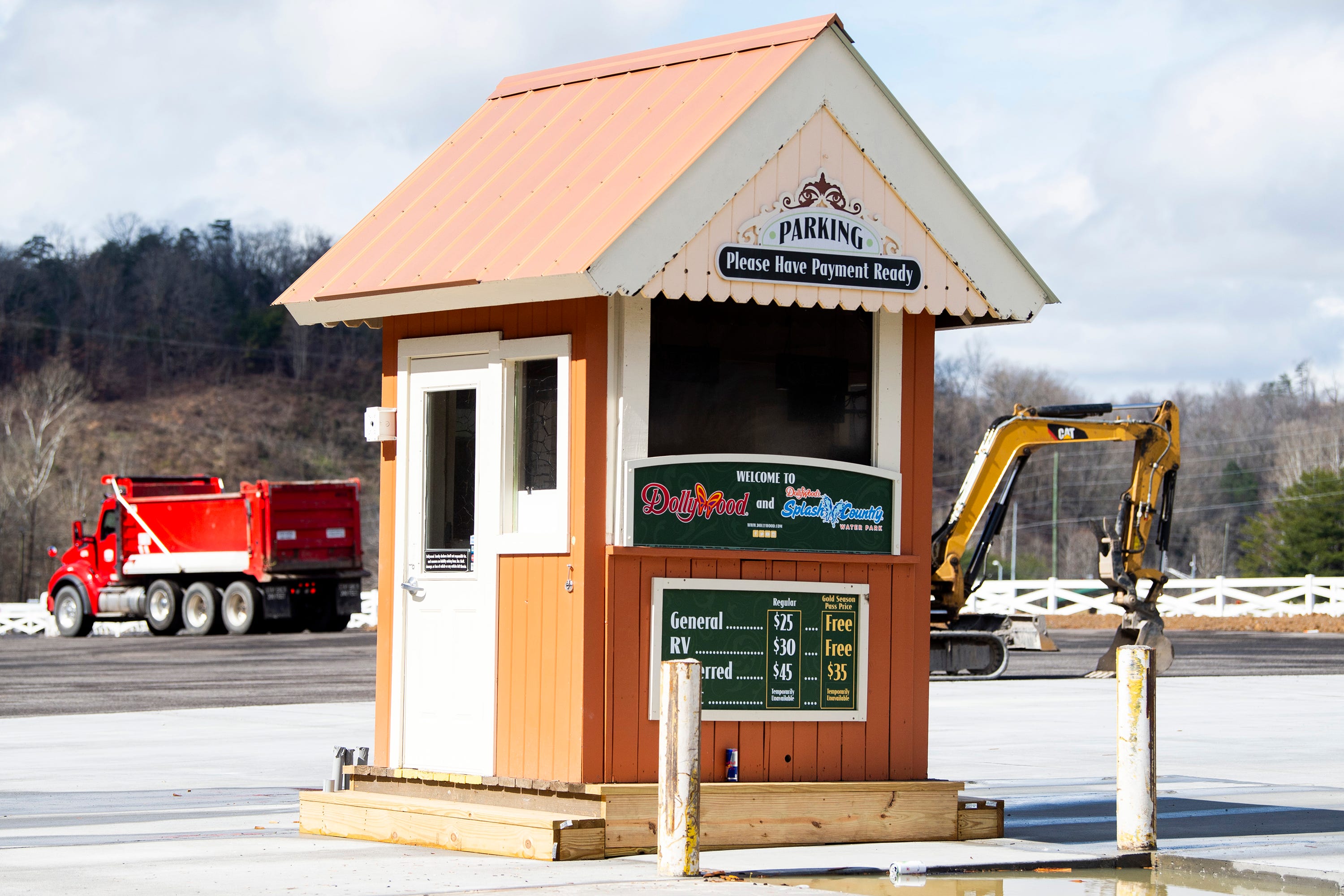 When does Dollywood open 2022 in the Great Smoky Mountains?