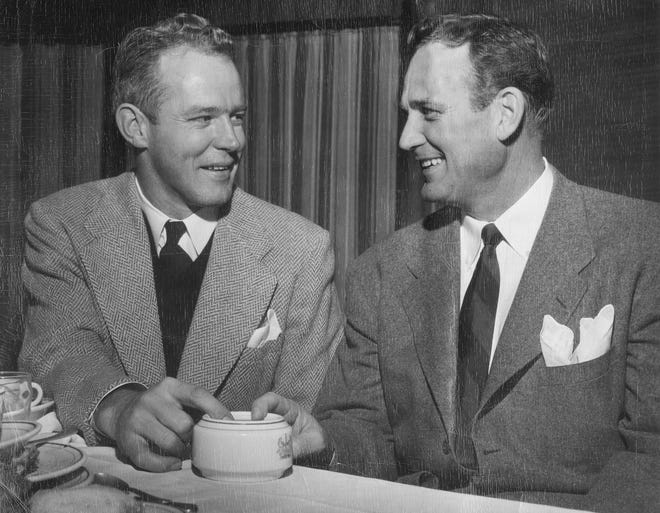 Bear Bryant ở Alabama và Bud Wilkinson của Đại học Châu Âu thích nói về bóng đá Bear Bryant ở Alabama và Bud Wilkinson của Đại học Châu Âu thích nói về bóng đá