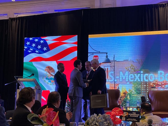 Durante la cumbre fronteriza entre Estados Unidos y México en El Paso el 24 de febrero de 2022, el director general de Borderplex Alliance, John Parela, agradeció al exprimer ministro canadiense Stephen Harper, a la derecha, y al expresidente mexicano Vicente Fox.